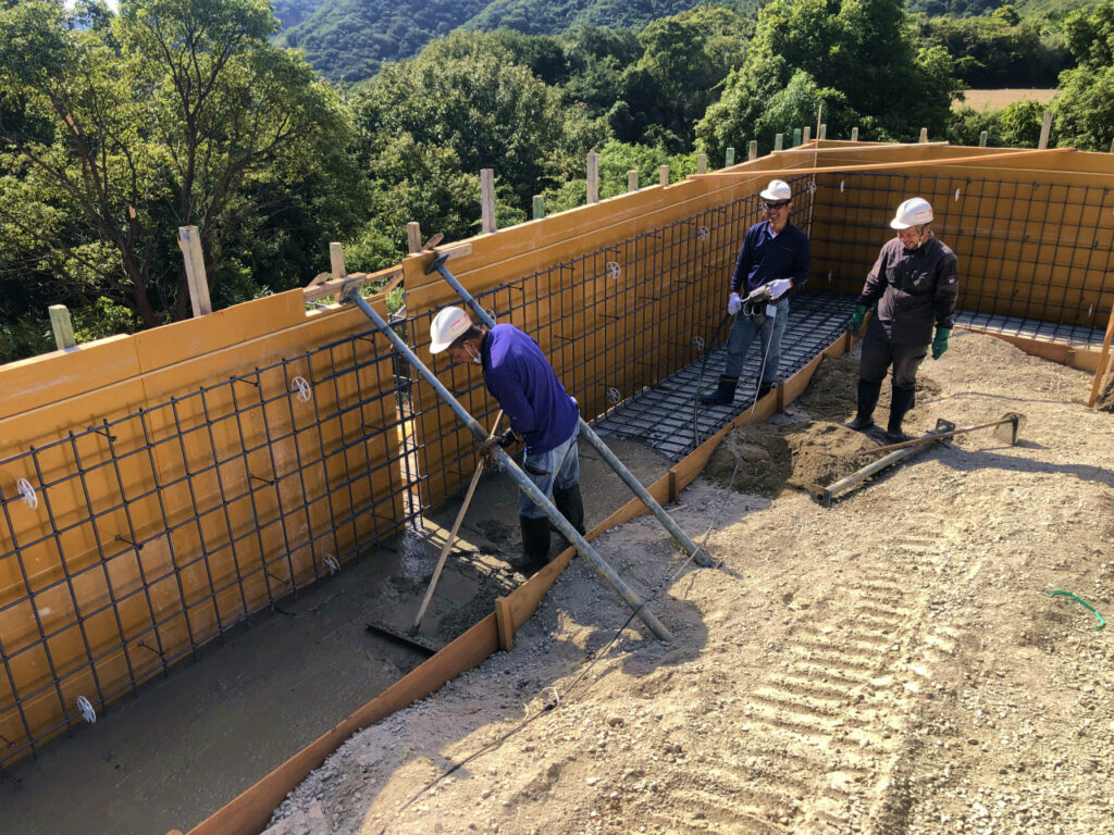 コンクリート打設 (擁壁ベース)