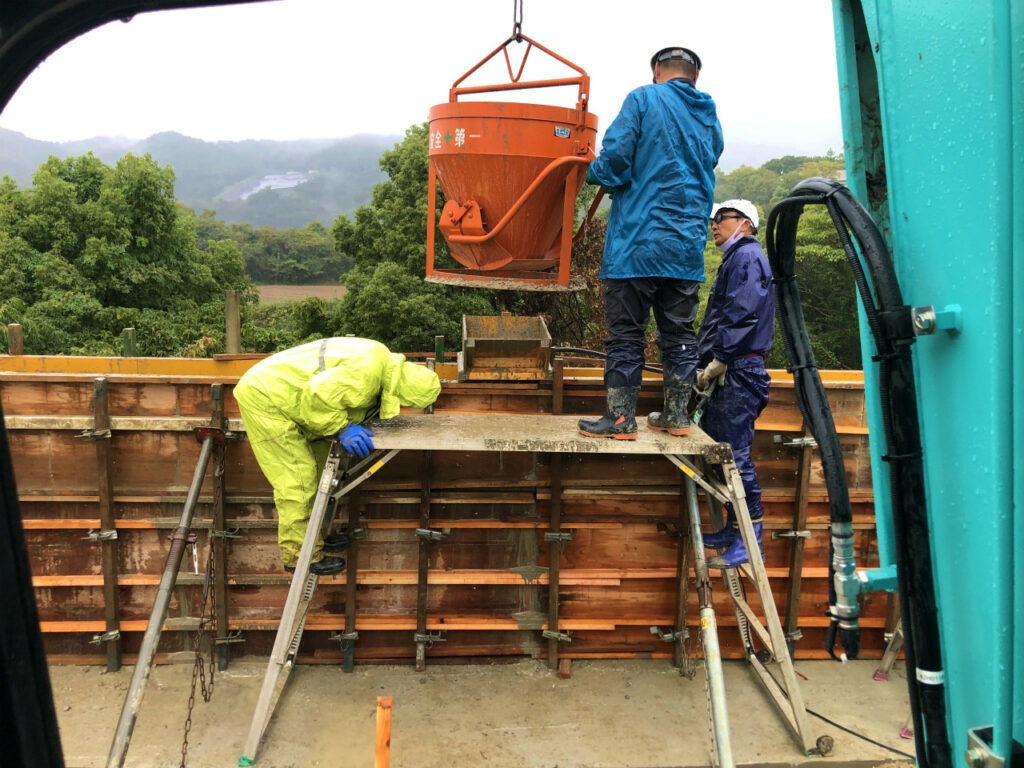 コンクリート打設 (壁部分)