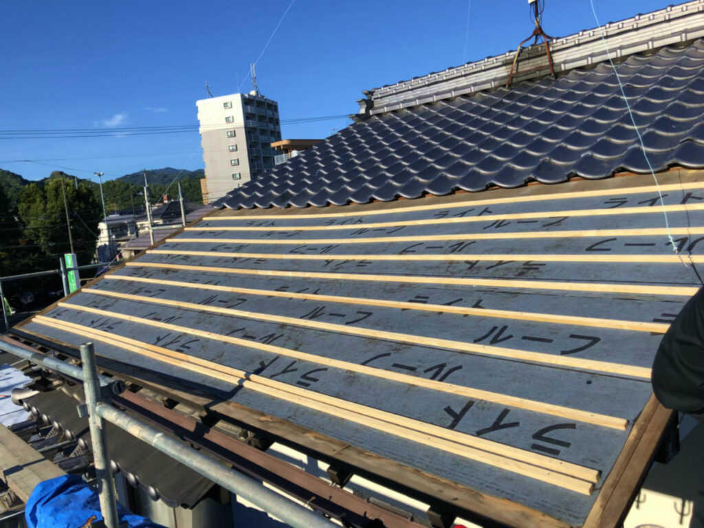 桟の固定と瓦葺き