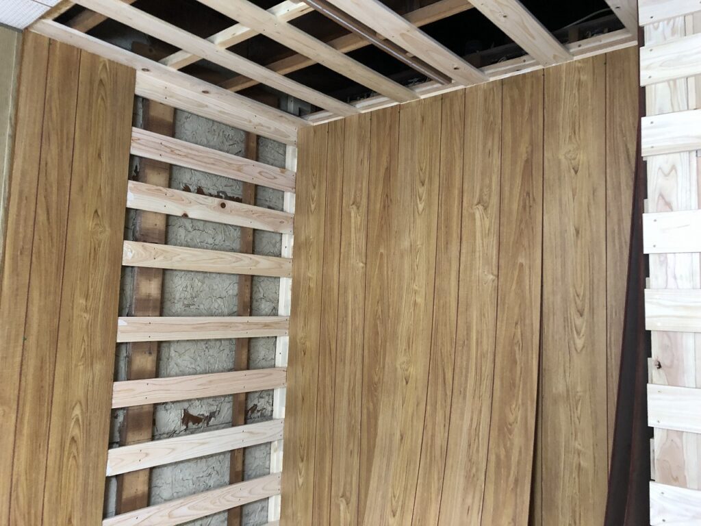 仕上げ材の張り付け