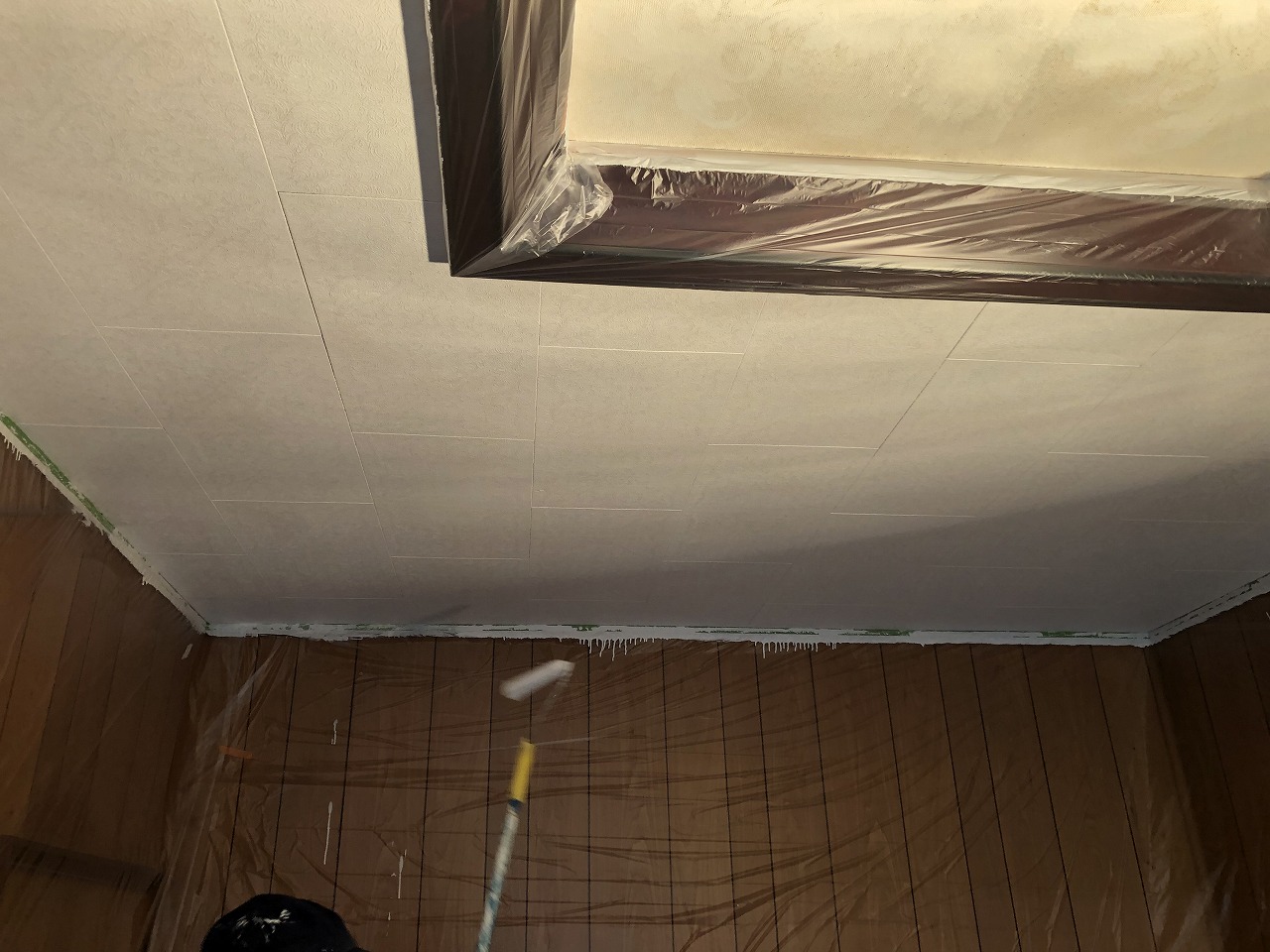 1階洋室天井塗装