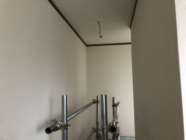 4階廊下と階段のクロス張り