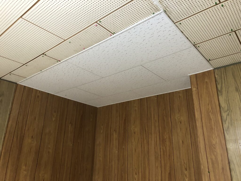 天井材張り付け