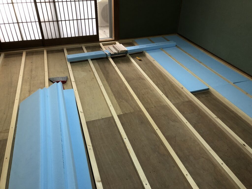 断熱材の敷き込み