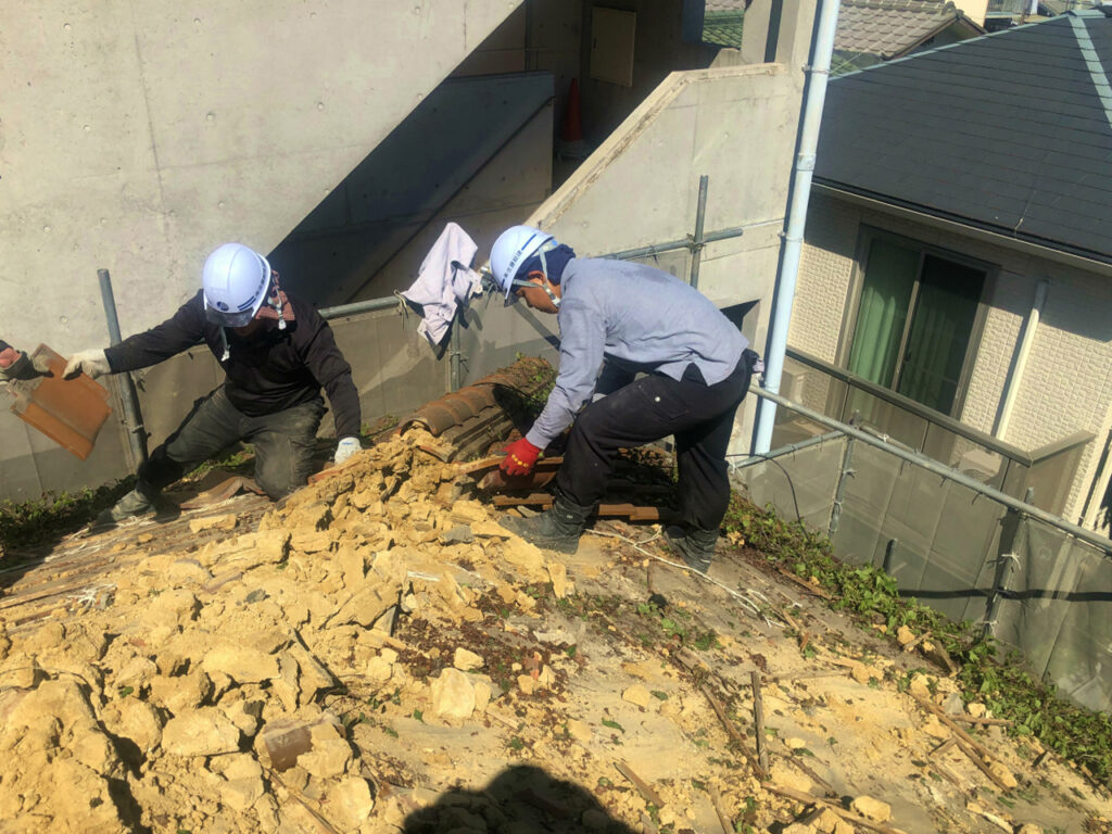 屋根瓦撤去