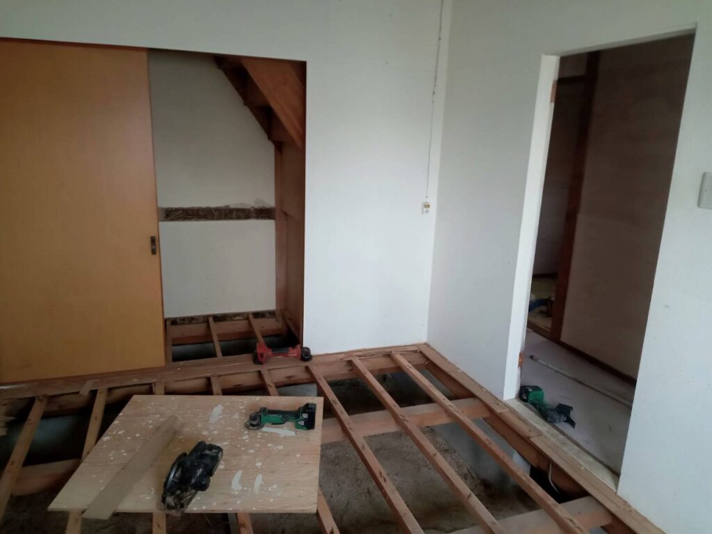 1階キッチン：床工事