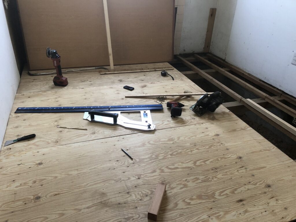 1階キッチン：床工事