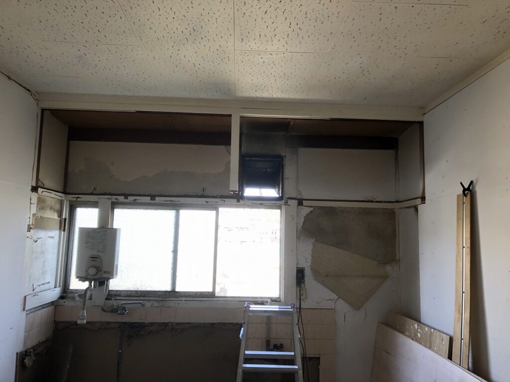 1階キッチン：キッチン壁工事