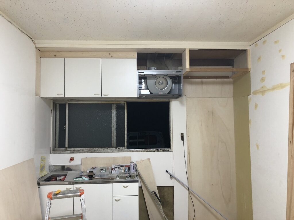 1階キッチン：戸袋・換気扇工事