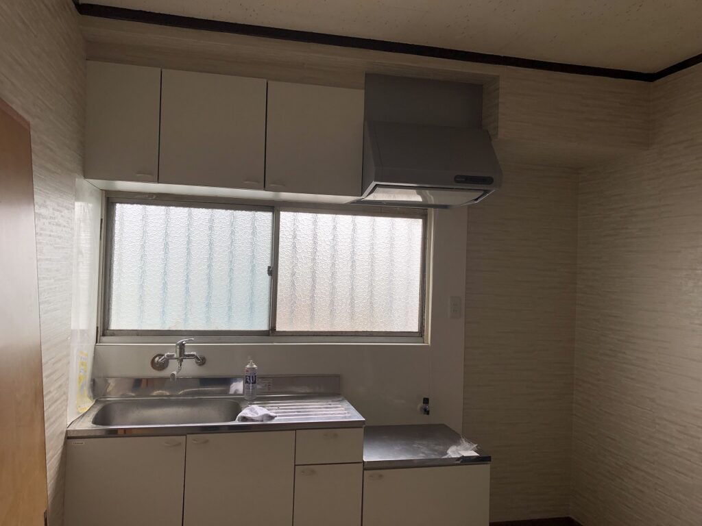 1階キッチン：壁・戸袋・換気扇工事完了