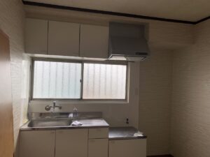 1階キッチン：壁・戸袋・換気扇工事完了