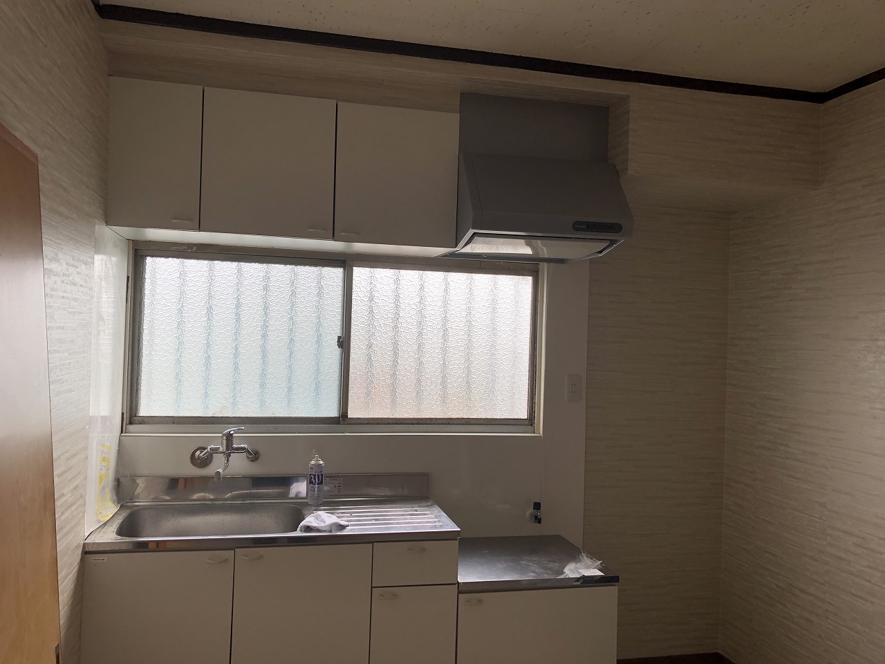 1階キッチン：壁・戸袋・換気扇工事完了