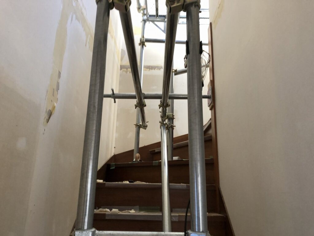 階段部分の壁のクロス張り