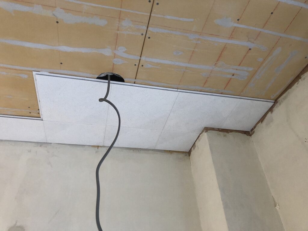 天井材張り付け