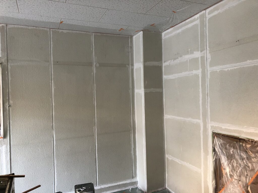 ガレージの壁塗装