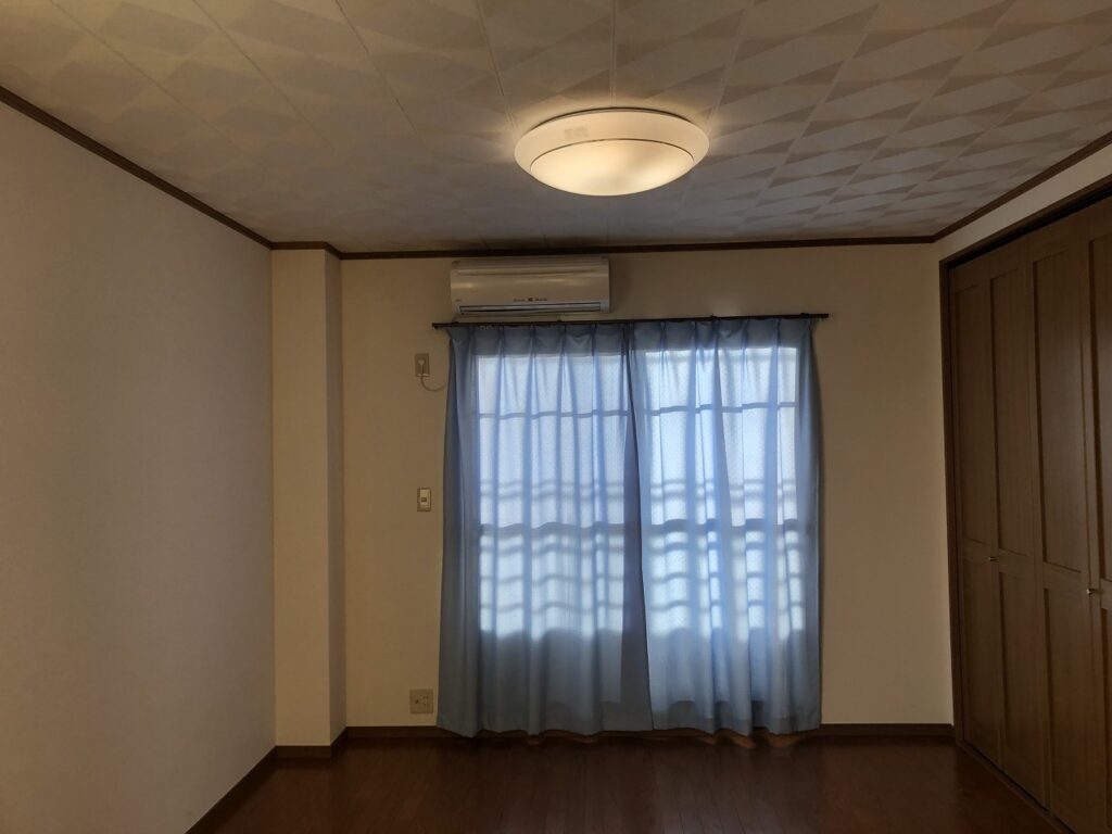 クロス張り替え・天井材張り付け完了